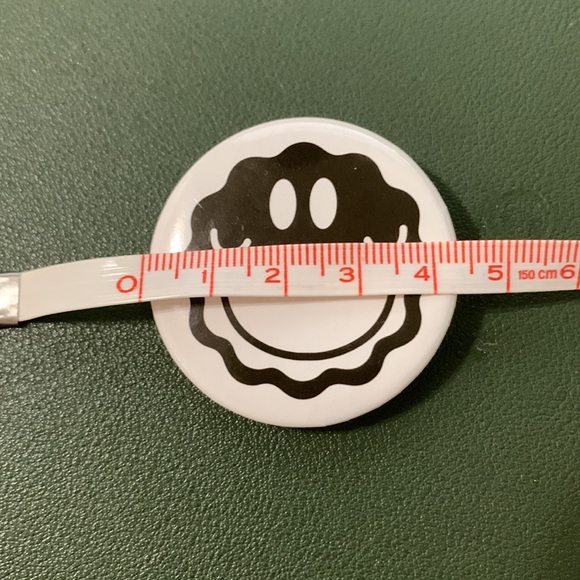 Bag pin black and white cartoon emoji smiley face sun - Picture 3 of 3